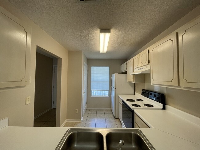Building Photo - Apartment For Rent