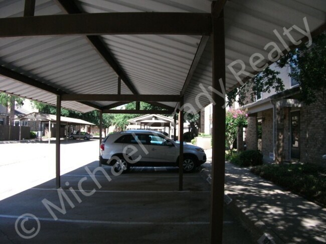Building Photo - One Bedroom Condo!