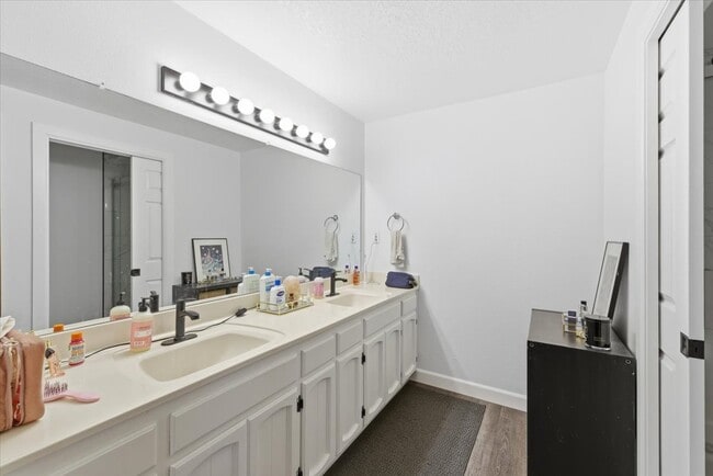 Building Photo - 401 Eastwood Dr