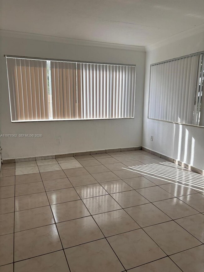 Building Photo - 940 NE 170th St