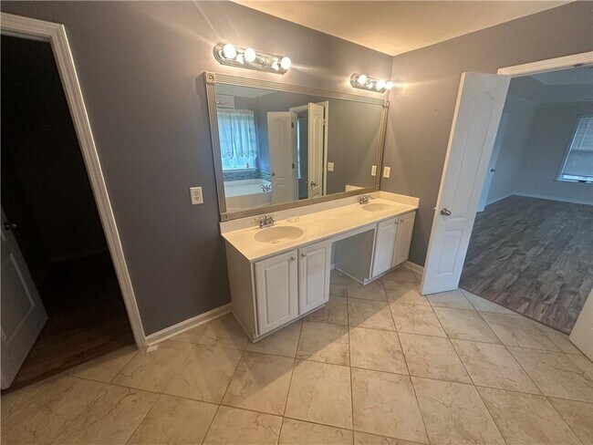 Building Photo - 61 Longwood Ct