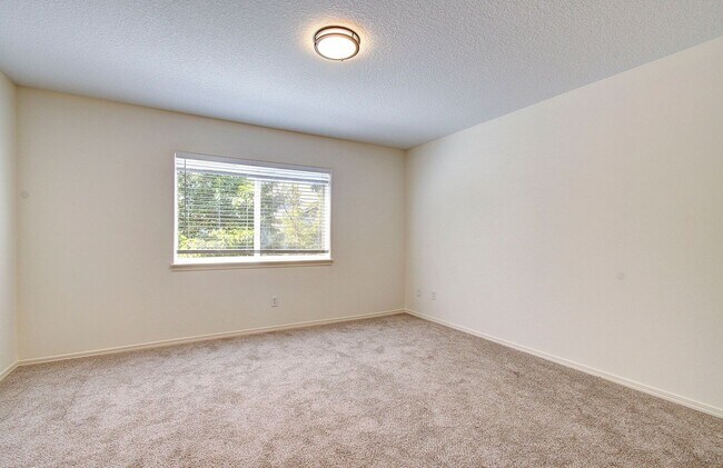 Building Photo - Beautiful Townhome- 3 Bedrooms