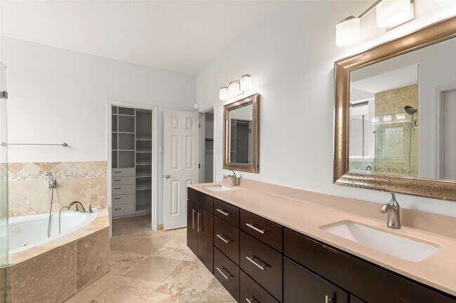 Building Photo - 2111 Blue Water Bay Dr