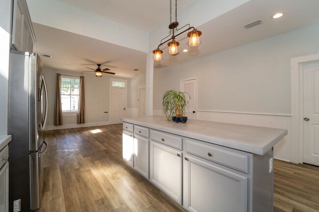 Building Photo - Historic Lincolnville 3/2 Single Family Home