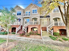 Building Photo - UPTOWN TOWNHOUSE!