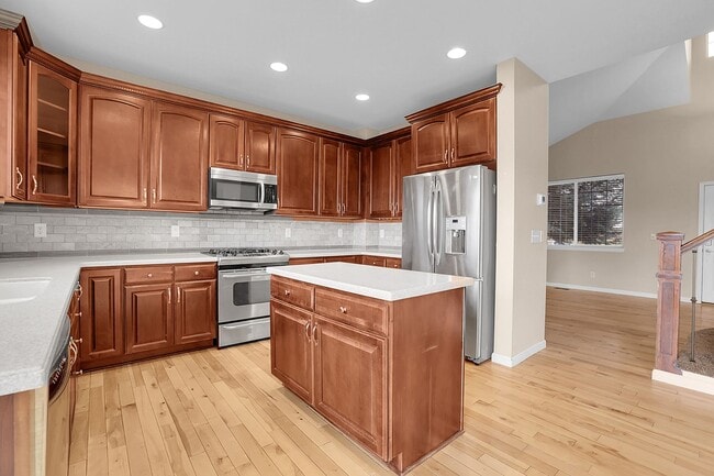 Building Photo - Amazing 5-bedroom, 3-bath, 2 car garage in...