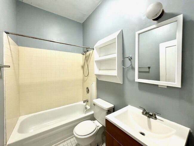 Building Photo - 4 Bed/2 bath UC Rental On Victor + Parking Only $675/person ($2700/mo)!