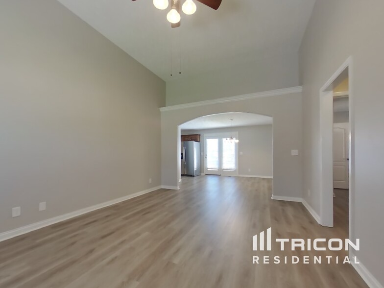 Building Photo - 1329 Christine Dr