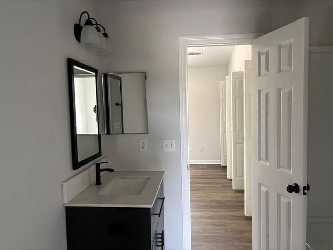 Building Photo - 122 Hornby Cir