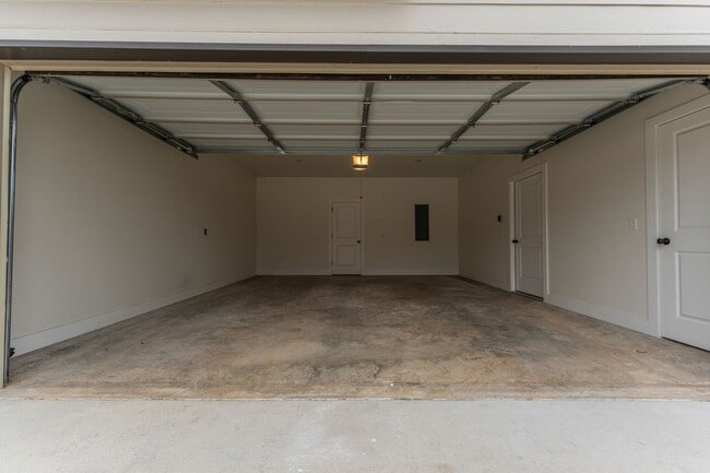 Building Photo - Beautiful Home on Two Acres