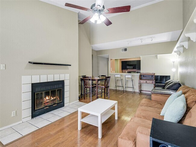 Building Photo - 807 W 25th St