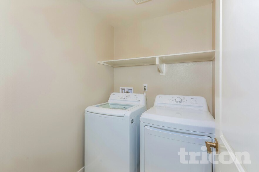 Building Photo - 31713 Luther Dr