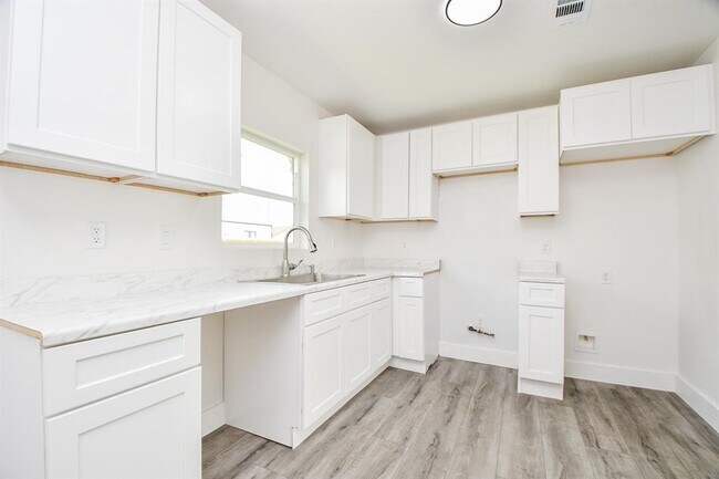 Building Photo - 4223 Elmwood St