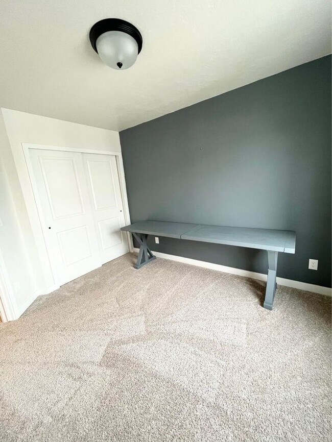 Building Photo - Lovely home for rent in Saratoga Springs.  (Pet Friendly)