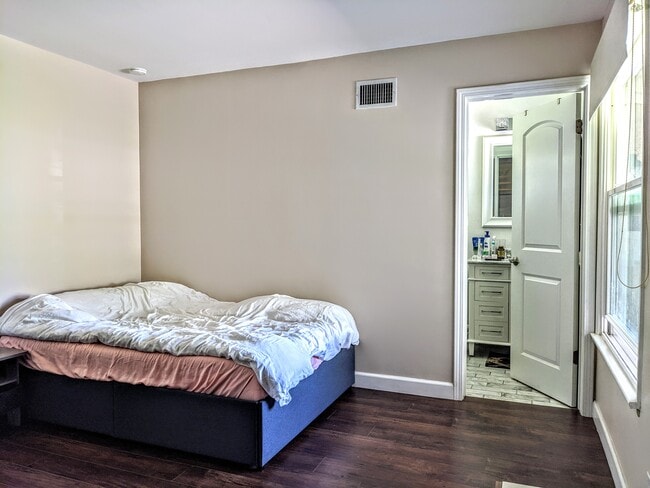 Building Photo - 6532 Gross Ave