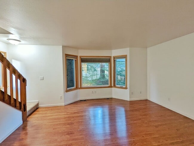 Building Photo - Backloop Sgl Fam Home, 3BD/2BA, Pet Friendly, 2 Car Garage