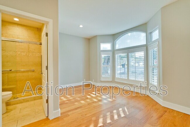 Building Photo - 261 Langton Ave
