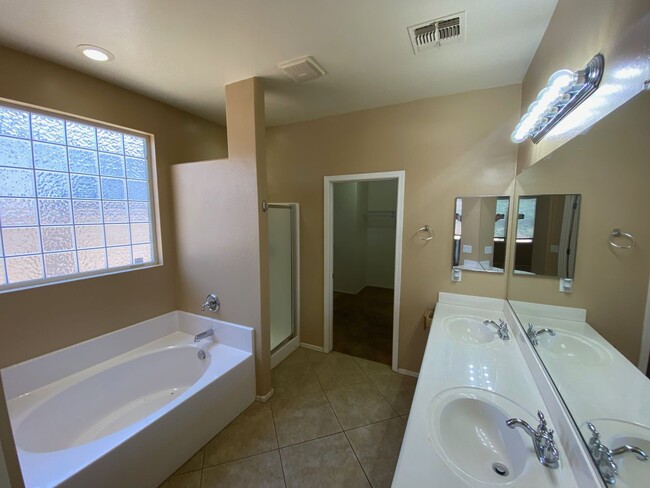 Building Photo - Luxe Living in Laveen!