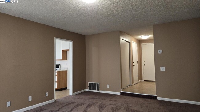 Building Photo - 574 Oriole Ave