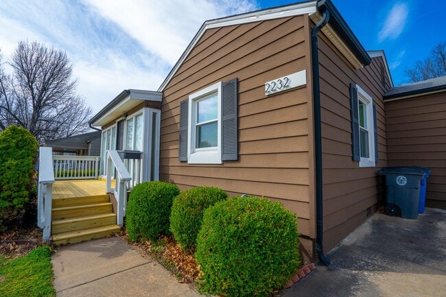 Building Photo - Charming And Cozy 2 Bedroom Home