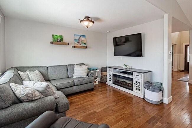 Building Photo - LOCATION, LOCATION, LOCATION - 4 Bedroom 3 Bath Home with TONS of storage. THIS PRICE INCLUDES TH...