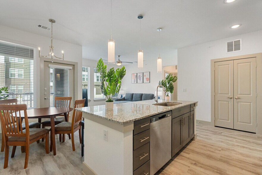 Building Photo - 12100 1/2 Ferrystone Glen Dr