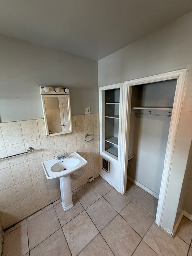 Building Photo - 4-bedroom home in the heat of Reading!