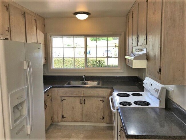 Building Photo - 541 Highland Dr