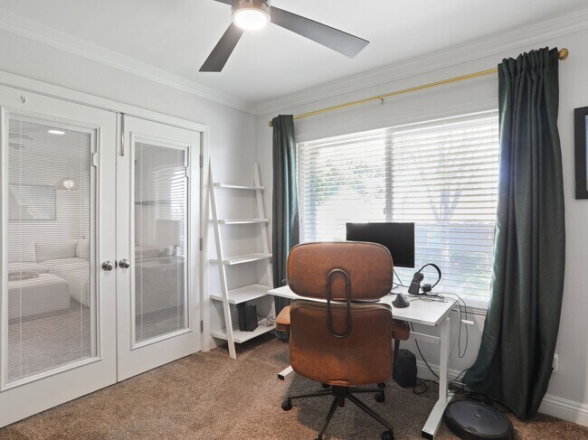 Building Photo - 1619 Carmel Cir W