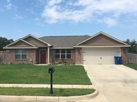 Building Photo - MOVE IN READY $400 OFF 1st month's rent -S...