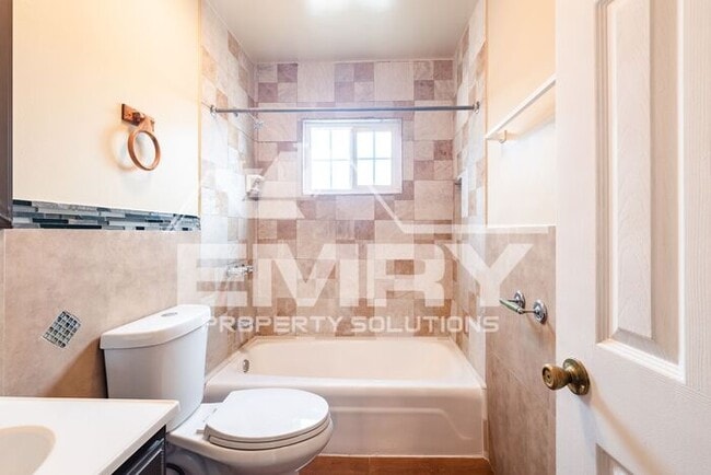 Building Photo - 2 Bed 1 Bath Unit for Rent in East Los Angeles Parking Available