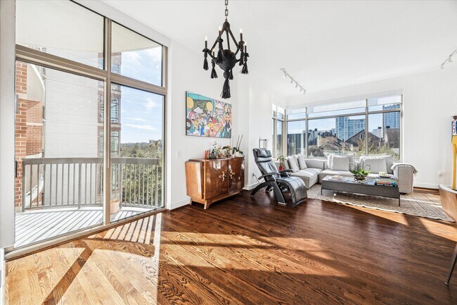 Building Photo - 2211 Briarglen Dr