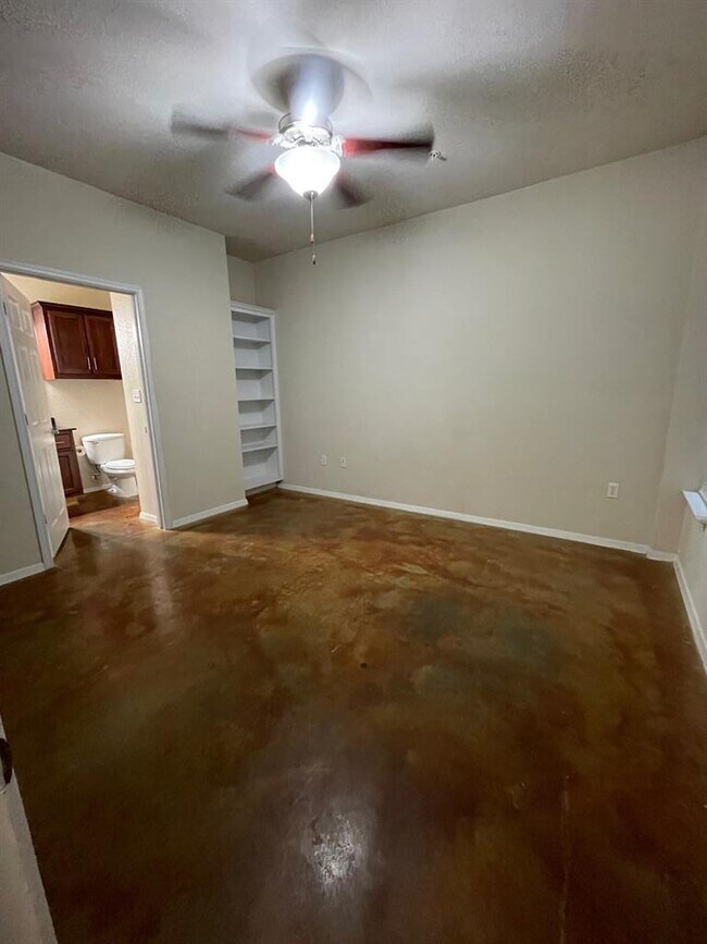 Building Photo - 910 W 25th St