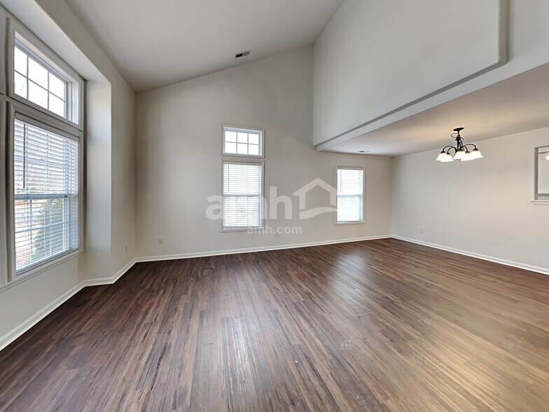 Building Photo - 1208 Mallory Ln