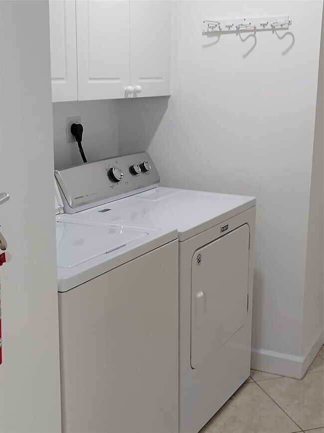 Building Photo - 100 S Birch Rd