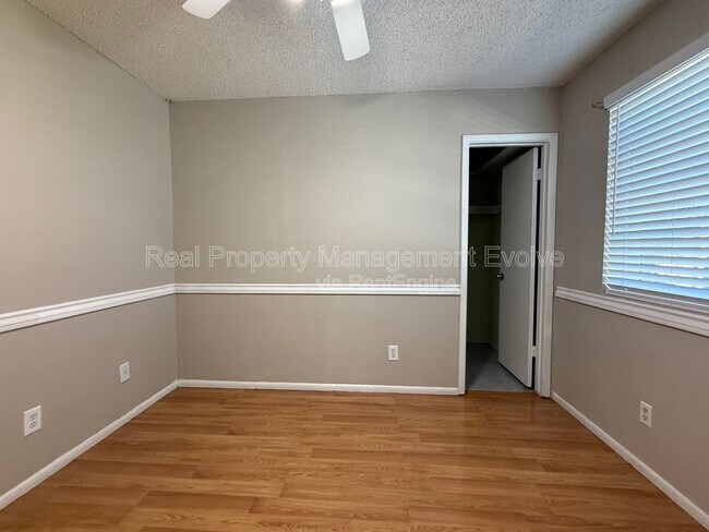 Building Photo - 1637 W Muriel Dr