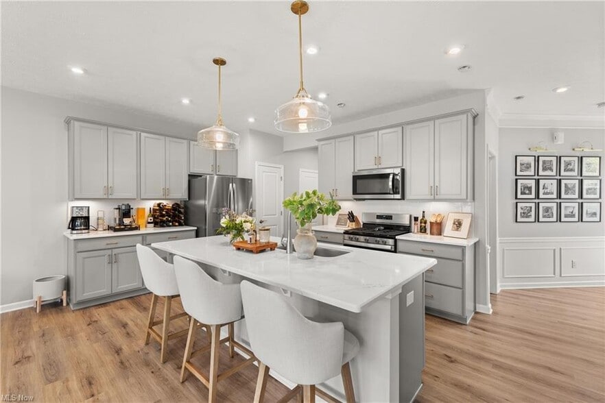 Building Photo - 798 N Greenway Dr