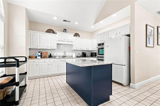 Building Photo - 3204 Village Ln