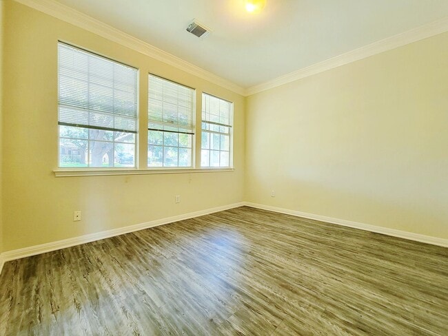 Building Photo - Large 4 Bed, 2.5 Bath Home Perfect for Com...