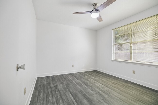 Building Photo - 1332 Knollwood Dr