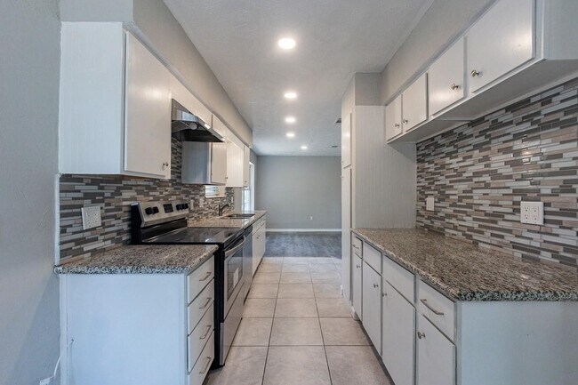 Building Photo - 2721 Carson Dr