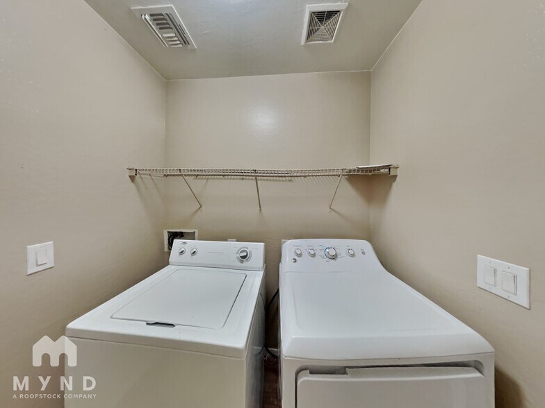 Building Photo - 36590 W San Clemente St