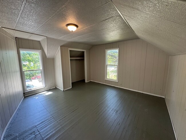 Building Photo - $795 - 2 bed 1 bath - Single Family Home