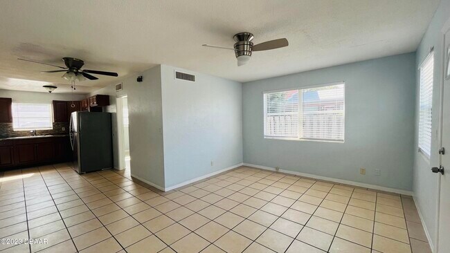 Building Photo - 921 N Wild Olive Ave