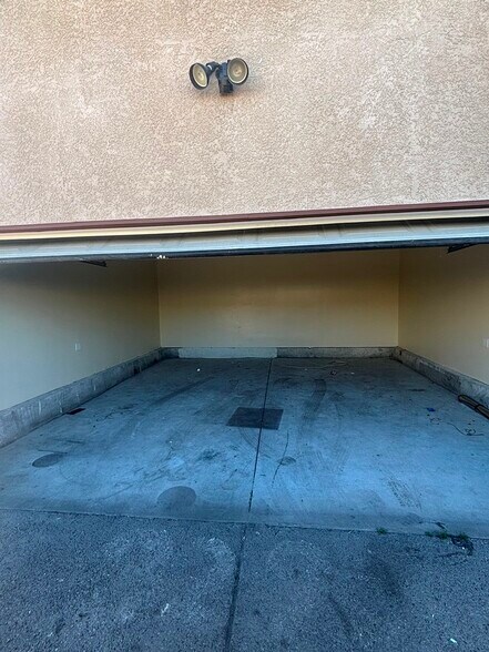 Building Photo - 829 E 84th St