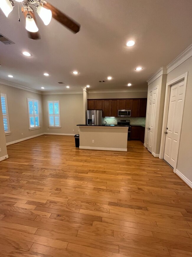 Building Photo - Wonderful 4/3.5 Townhome