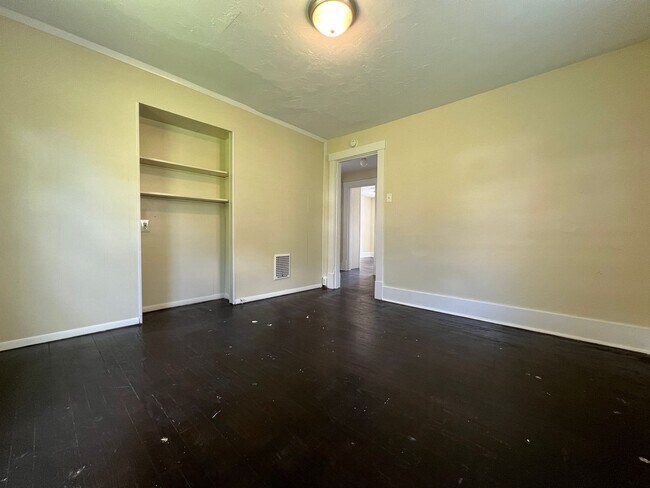 Building Photo - Charming 2-Bedroom Apartment in Castle Sha...