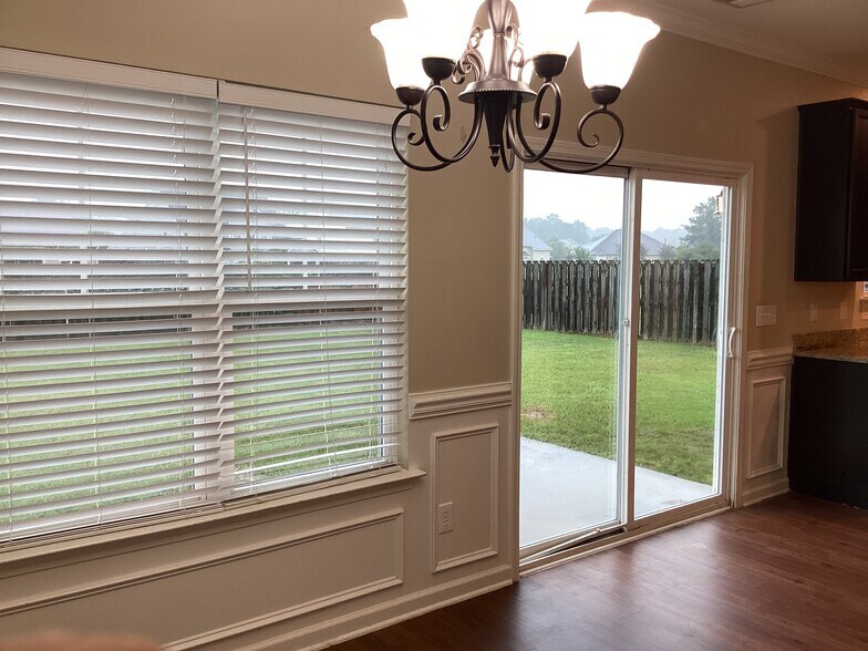 Building Photo - 708 Canyon Dr