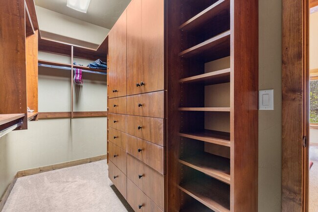Building Photo - 2137 Overlook Dr