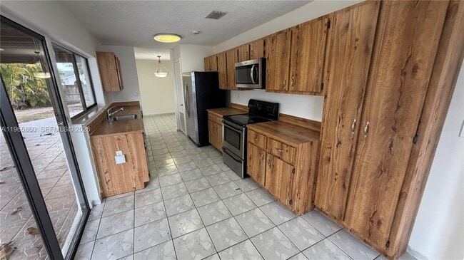 Building Photo - 6622 SW 148th Pl